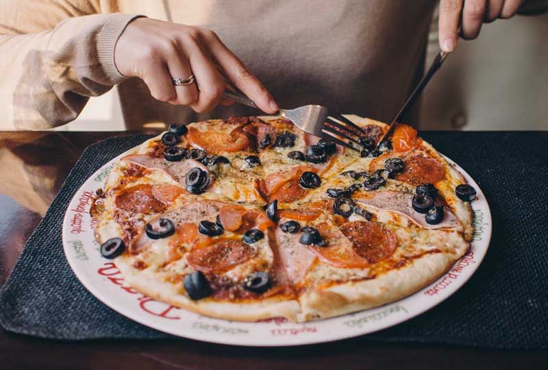 Pizza mit Oliven und Dame