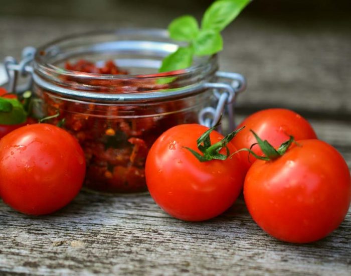 Tomaten und ein Glas Tomatensauce
