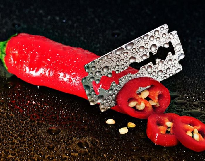 Chilli wird von einer Rasierklinge durchschnitten